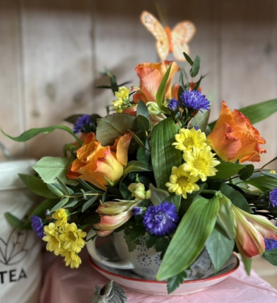 Vibrant Teacup - There's nothing better than a nice cuppa....apart from flowers in a teacup!

This stunning arrangement is design in a ceramic teacup and saucer. The flowers have been carefully chosen to complement each other and to create this beautiful floral display. The orange and yellows are a vibrant colour combination designed to look great in any room of the home.

The fresh cut flowers are arranged in a water retaining foam (oasis) which holds the flowers firmly whilst providing a vital water supply to keep the flowers fresh.

Arrangements are a very popular choice due to their ease of care, they are ideal for someone who appreciates nicely arranged flowers but who may be too busy to arrange the flowers themselves.

These beautiful blooms are delivered daily fresh from the Dutch auctions, so you can be rest assured you will be sending the best quality of flowers there is.

Please note it may be necessary to substitute some varieties of the flowers due to seasonal availability. If we do this the overall design will still be as stunning as the picture.

 The product shown in the picture is the deluxe size