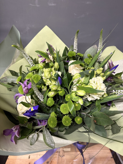 Serenade hand tied - A beautiful selection of mixed flowers in whites, green and blues.

This is gift wrapped and arrives in a water bubble concealed in a box.

It may be necessary to use different flowers due to season availability.